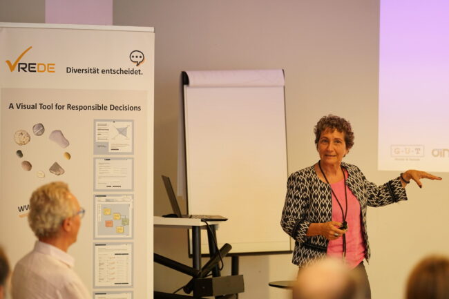 DOM09696 Dorothea Erharter und Alfred Strigl erklären VREDE