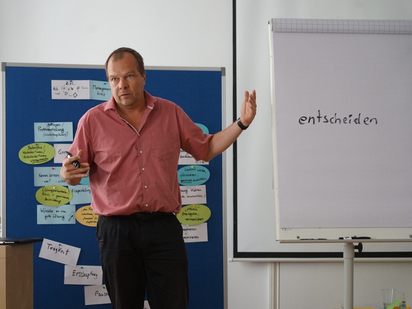 Elmar Türk hält den Phasenmodell-Workshop